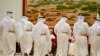 El papa Francisco habla con el rey Hamad bin Isa Al Khalifa de Bahrein cuando llega a la base aérea de Sakhir, Bahrein, el jueves 3 de noviembre de 2022.