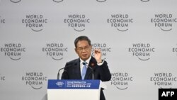 นายกรัฐมนตรีหลี่ เฉียง ของจีน ขึ้นกล่าวสุนทรพจน์ที่พิธีเปิดการประชุม "Summer Davos" World Economic Forum ที่เมืองต้าเหลียน เมื่อ 25 มิ.ย. 2567