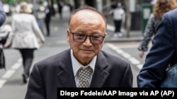 澳大利亚维多利亚州前自由党党员、越柬老华人团体联合会主席杨怡生(Di Sanh Duong)2023年11月16日在澳大利亚墨尔本受审后离开法庭。