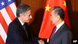 资料照片：2024年2月16日，美国国务卿布林肯与中国外长王毅在慕尼黑安全会议期间举行会晤。（美联社照片）