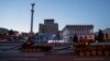 Ljudi hodaju ispred uništenih ruskih tenkova postavljenih tokom Dana nezavisnosti u centru Kijeva, 24. august 2023.