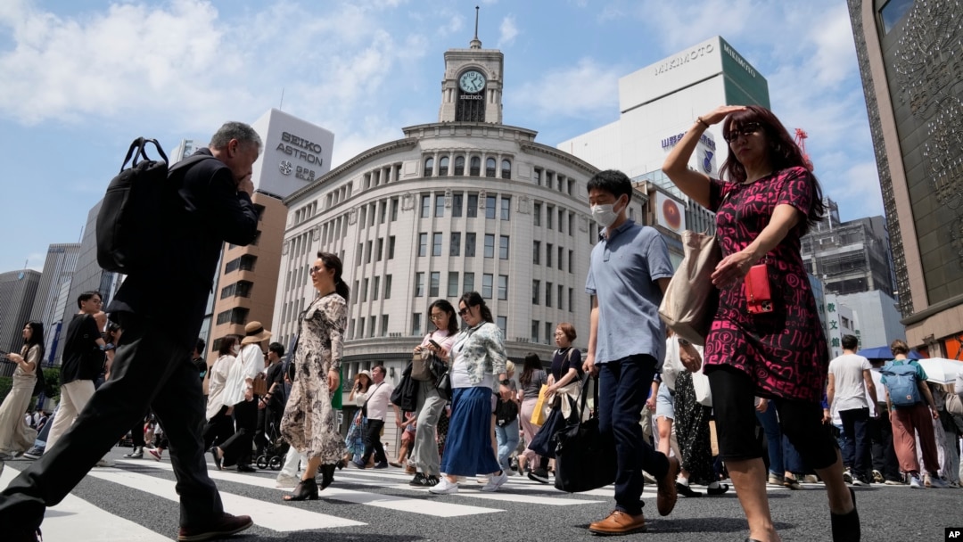 2024年5月21日人們走過日本東京銀座一條街道