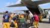 台湾空军C-300云运输机准备从台南屏东军事基地起飞将救援人员送往花莲地震灾区。（2024年4月3日）