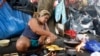 Yuleima Saldeño, una migrante venezolana, prepara arepas en una calle de Ciudad de México, donde espera para seguir su camino hacia Estados Unidos.