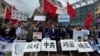 5月4日，洛杉矶民主人士和异议人士齐聚小东京地铁站，观看《异见者》电影并举行游行活动，抗议中共跨国镇压异议人士。