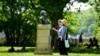 Dos mujeres miran el busto del líder de la Revolución haitiana, el general Toussaint Louverture, el 5 de mayo de 2018 en Burdeos, Francia, durante una visita guiada sobre la historia de la esclavitud.