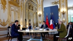 Presiden Prancis Emmanuel Macron (tengah), Presiden China Xi Jinping dan Presiden Komisi Eropa Ursula von der Leyen menghadiri pertemuan trilateral di Istana Elysee di Paris sebagai rangkaian kunjungan Xi di Prancis, Senin, 6 Mei 2024. (Foto: Gonzalo Fuentes/Pool via AP)