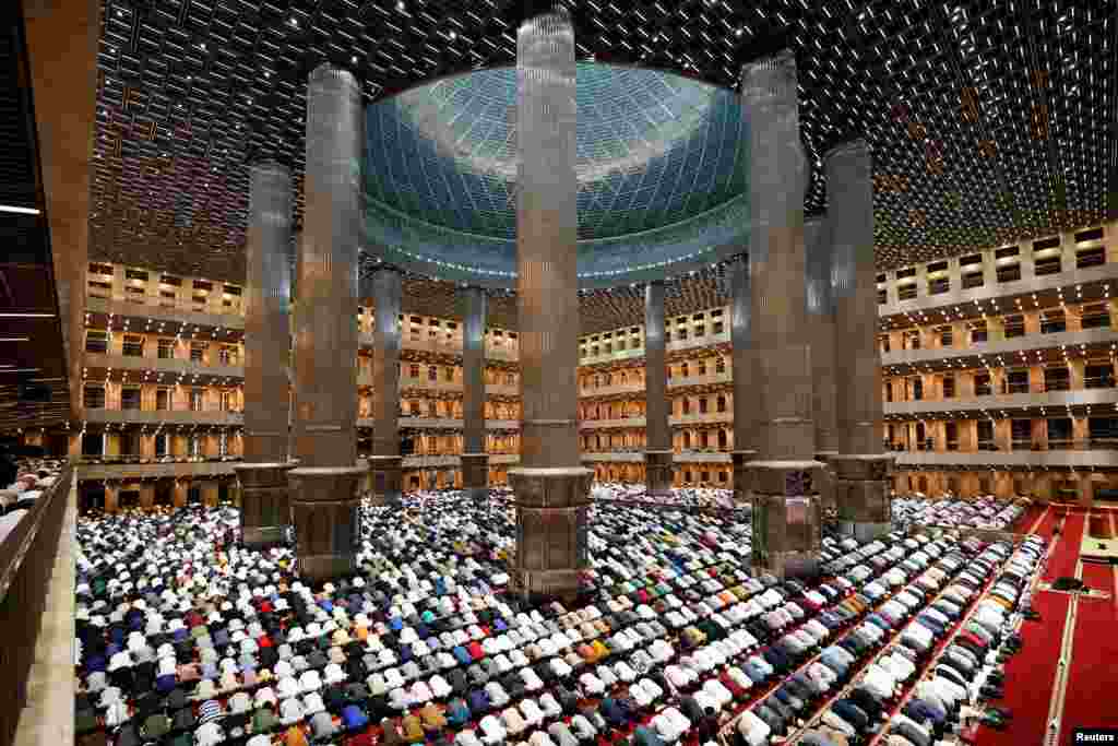 Indonesian Muslims attend the evening mass prayers called "Tarawih" on the first night of the holy fasting month of Ramadan, at the Grand mosque of Istiqlal in Jakarta.