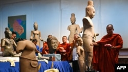 រូបឯកសារ៖ ព្រះសង្ឃប្រោសព្រំនៅក្នុងពិធីទទួល​ស្វាគមន៍វត្ថបុរាណរបស់កម្ពុជាដែលត្រូវបានបញ្ជូនមកឲ្យកម្ពុជាវិញពីសហរដ្ឋអាមេរិក នៅសារមន្ទីរជាតិ ក្នុងរាជធានីភ្នំពេញ កាលពីថ្ងៃទី ៤ ខែកក្កដា ឆ្នាំ២០២៤។