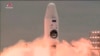 Na ovoj fotografiji uzetoj iz videa, koju je objavila Državna svemirska korporacija Roscosmos, raketa Sojuz-2.1b sa automatskom stanicom Luna-25 polijeće sa kosmodroma Vostočni, 11. augusta 2023. (Državna svemirska korporacija Roscosmos preko AP-a)