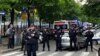 Policija u blizini škole "Vladislav Ribnikar" na Vračaru u Beogradu. (RSE/Svetlana Božić Krainčanić)