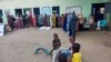 Sejumlah warga tampak mengantre untuk mendapatkan bantuan dari sebuah organisasi kemanusiaan di sebuah kamp pengungsi di Gedaref, Sudan, pada 12 Mei 2024. (Foto: AFP)