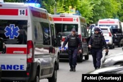 Policija i vozila hitne pomoći ispred osnovne škole "Vladislav Ribnikar" na Vračaru.