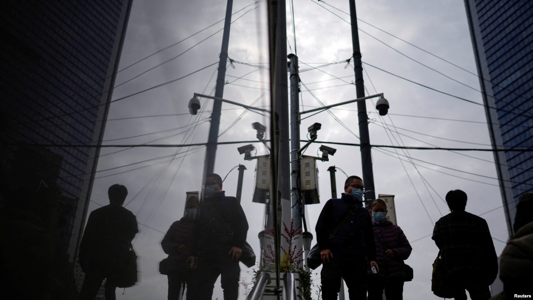 人們行走在裝有監控攝像頭的上海街頭。(2022年12月12日)