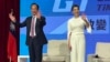 郭台铭（左）宣布与资深演员赖佩霞搭档角逐2024台湾总统大选。（美国之音特约记者杨安摄影）