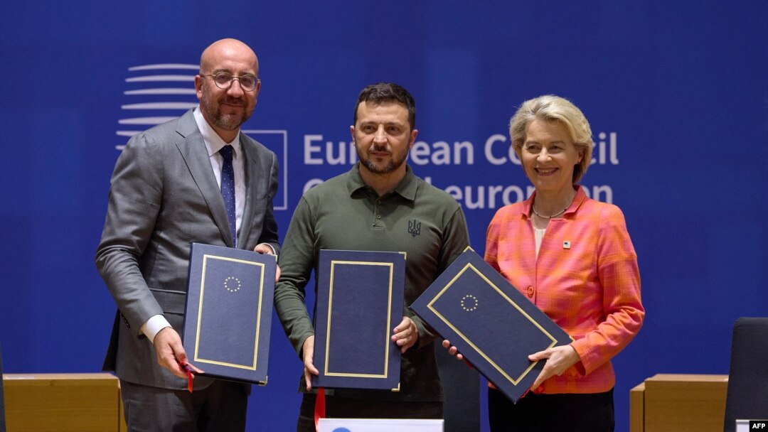 [[မှတ်တမ်းပုံ ]] European Council ဥက္ကဌ Charles Michel (ဝဲ) ၊ ယူကရိန်းသမ္မတ Volodymyr Zelenskyy (အလယ်) နဲ့ EU ကော်မရှင်ဥက္ကဌ Ursula von der Leyen (ညာ)တို့ကို ဘရပ်ဆဲလ်မြို့မှာအတူတွေ့ရ။ June 27, 2024 (Ukrainian Presidential Press Service/via AFP) 