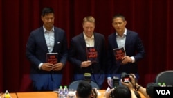前美国副国家安全顾问博明(Matthew Pottinger 中)、简以荣(左)以及壮阔台湾联盟理事长吴怡农(右)在台北出席新书发表会，呼吁建构强大威慑能力以吓阻习近平可能的侵台战争。(美国之音特约记者李昕儒摄影) 