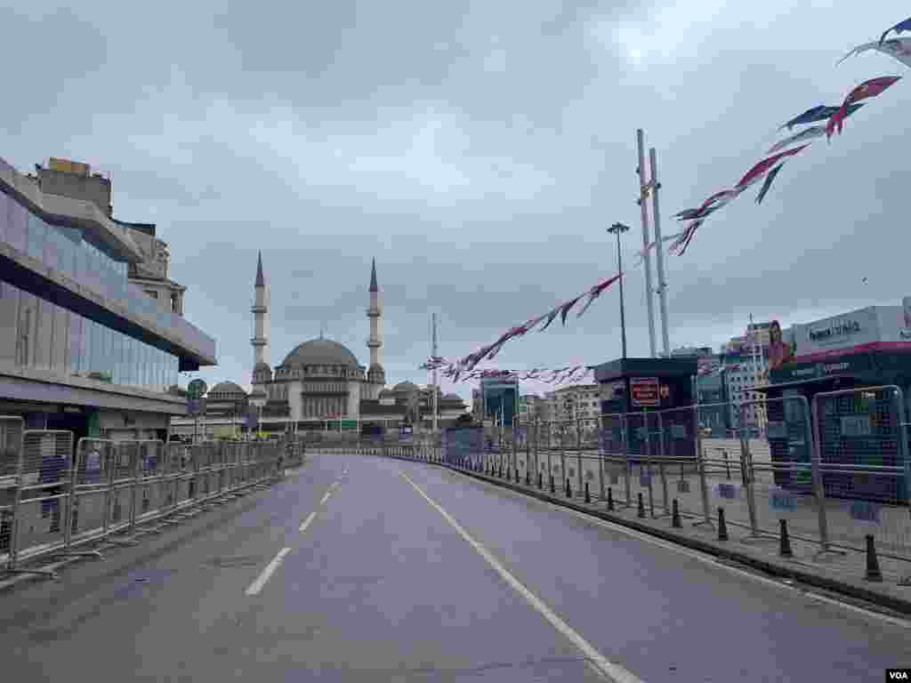 Taksim Meydanı, Gezi Parkı, İstiklal Caddesi polis bariyerleri ile çevrildi.