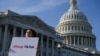 Seorang pengguna Tiktok, Giovanna Gonzalez dari Chicago, berdemo di luar gedung Capitol, Washington DC, menyusul pernyataan Tiktok yang keberatan dengan legislasi AS yang berpotensi melarang aplikasi berbagi video itu, 12 Maret 2024. (Foto: Craig Hudson/Reuters)