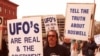 Manifestantes marchan en 1995 en Roswell, NM, para que el gobierno rinda cuentas sobre un supuesto fenómeno ovni ocurrido en el lugar.