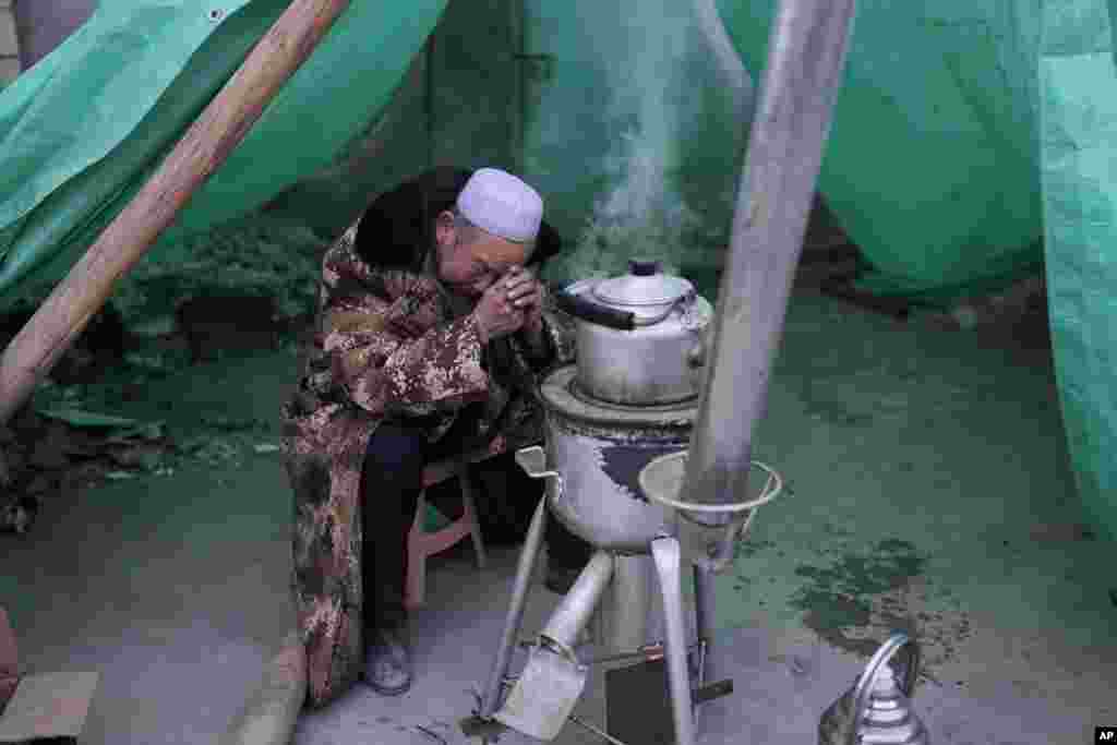 Ma Chengyun griefs for his daughter-in-law who was killed in the earthquake in Yangwa village near Dahejia town in northwestern China's Gansu province. A strong overnight earthquake rattled the mountainous region, authorities said, destroying homes, leaving residents out in a below-freezing winter night and killing many in the nation's deadliest quake in nine years. 