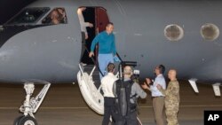 El estadounidense liberado Eyvin Hernández sale de un avión después de que él y nueve compañeros detenidos fueran liberados en un intercambio de prisioneros entre Estados Unidos y Venezuela en el anexo Kelly Airfield, el miércoles 20 de diciembre de 2023, en San Antonio, Texas.