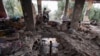 Palestinos inspeccionan los daños en una casa después de que fuera alcanzada en un ataque israelí en el campamento de al-Bureij, en el centro de la Franja de Gaza, el 3 de junio de 2024.
