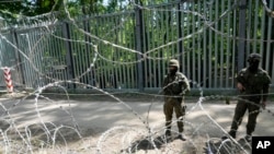 Tentara Polandia berjaga di wilayan perbatasan antara Polandia dan Belarus di hutan Bialowieza, pada 29 Mei 2024. (Foto: AP/Czarek Sokolowski)