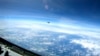 Kineski vojni avion J-16 leti blizu američkog RC-135 aviona u međunarodnom vazdušnom prostoru iznad Južnog Kineskog mora. 26. maj, 2023. (Foto: AP)
