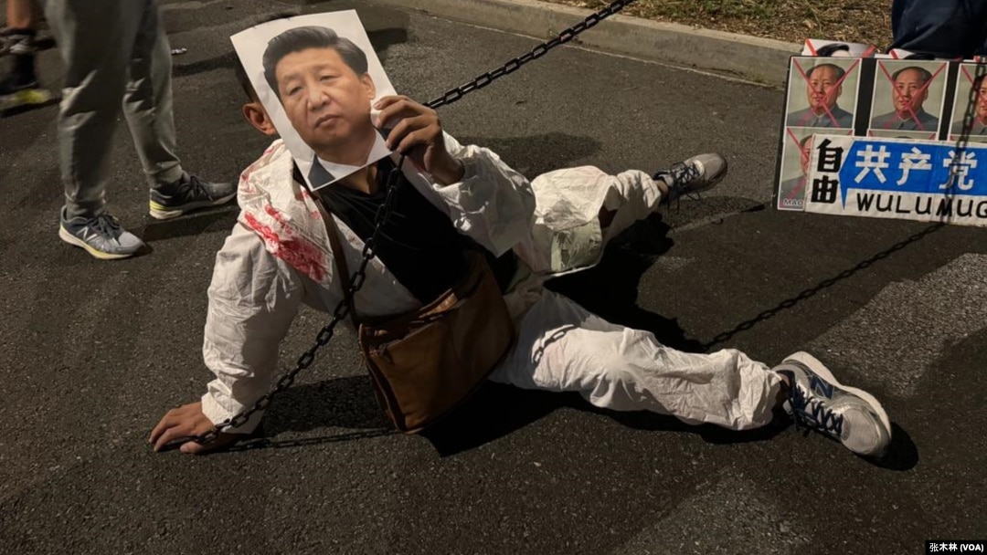 洛杉磯萬聖節活動一名參與者舉著習近平照片扮演大白。（張木林拍攝）