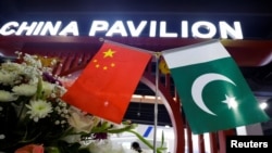 Bendera Pakistan dan China tampak terlihat di pintu masuk Paviliun China, selama Pameran dan Seminar Pertahanan Internasional "Ide 2022" di Karachi, Pakistan, 16 November 2022. (Foto: Reuters)