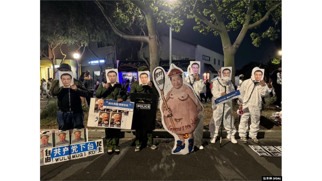 洛杉磯萬聖節活動參與者舉著李克強照片。(張木林拍攝)