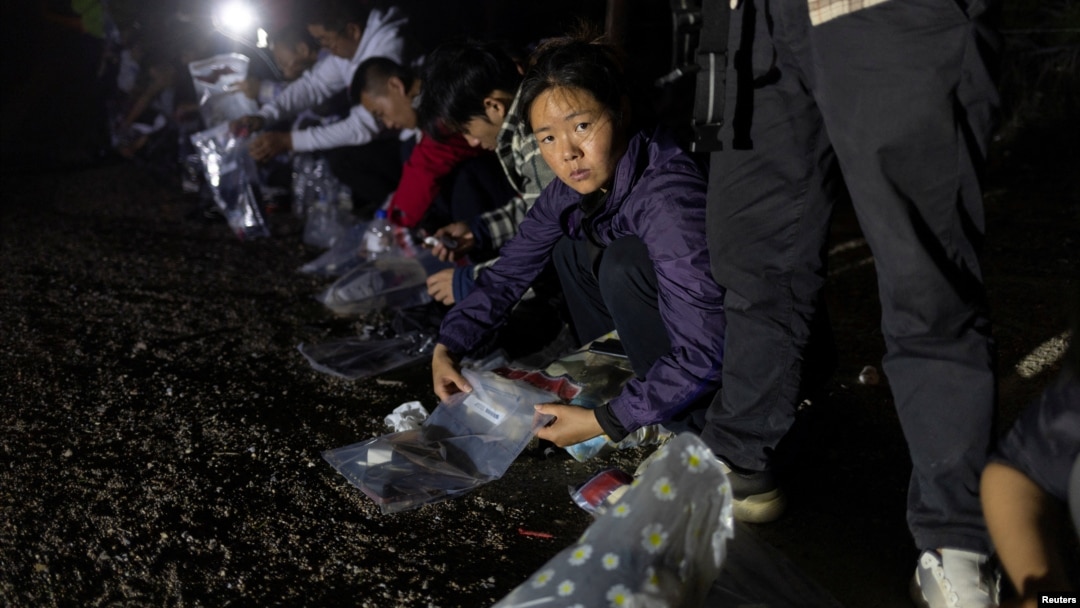 2023年4月3日美國德州弗龍頓: 一名從墨西哥格蘭德河偷渡進入美國的中國婦女將自己的物品放入塑膠袋