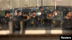 Miembros de la policía antidisturbios de Irán en una calle de Teherán el 3 de octubre de 2022.
