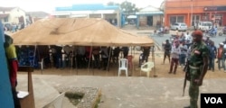 Watu wakusanyika nje ya Mahakama ya kijeshi mjini Bunia, Mkoani Ituri, DRC. Picha na Austere Malivika.