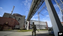 Un soldado ruso resguarda una zona de la nucleoeléctrica de Zaporiyia, el 1 de mayo de 2022, en la región controlada por las fuerzas armadas de Rusia, en el sureste de Ucrania. (AP Foto, archivo)
