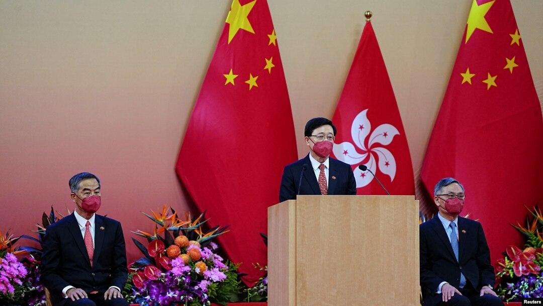 資料照：香港特首李家超在慶祝中國國慶的晚宴上致詞。 （2022年10月1日）