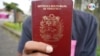 Un migrante venezolano muestra su pasaporte en Costa Rica. [Foto archivo/Houston Castillo, VOA]