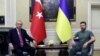 Президент Украины Владимир Зеленский (справа) встречается с президентом Турции Реджепом Тайипом Эрдоганом во Львове. 18 августа 2022 г.