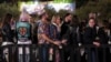 Jóvenes esperan para entrar en una discoteca de Ibiza, España. 
