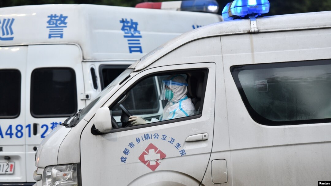 中國四川成都一名醫護人員身穿防護服駕駛救護車。（2020年12月9日）