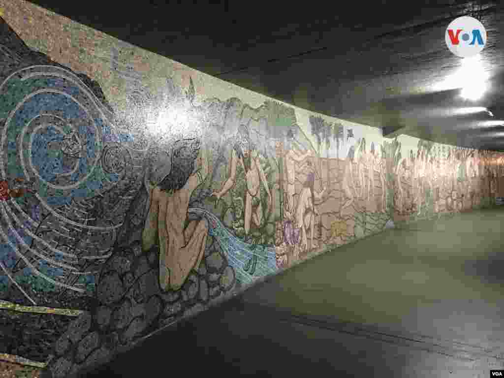 Vista del Mito de Amilavaca, mural del artista César Rengifo, ubicado en el centro de Caracas, durante un recorrido en febrero de 2022. Foto: Carolina Alcalde - VOA. 