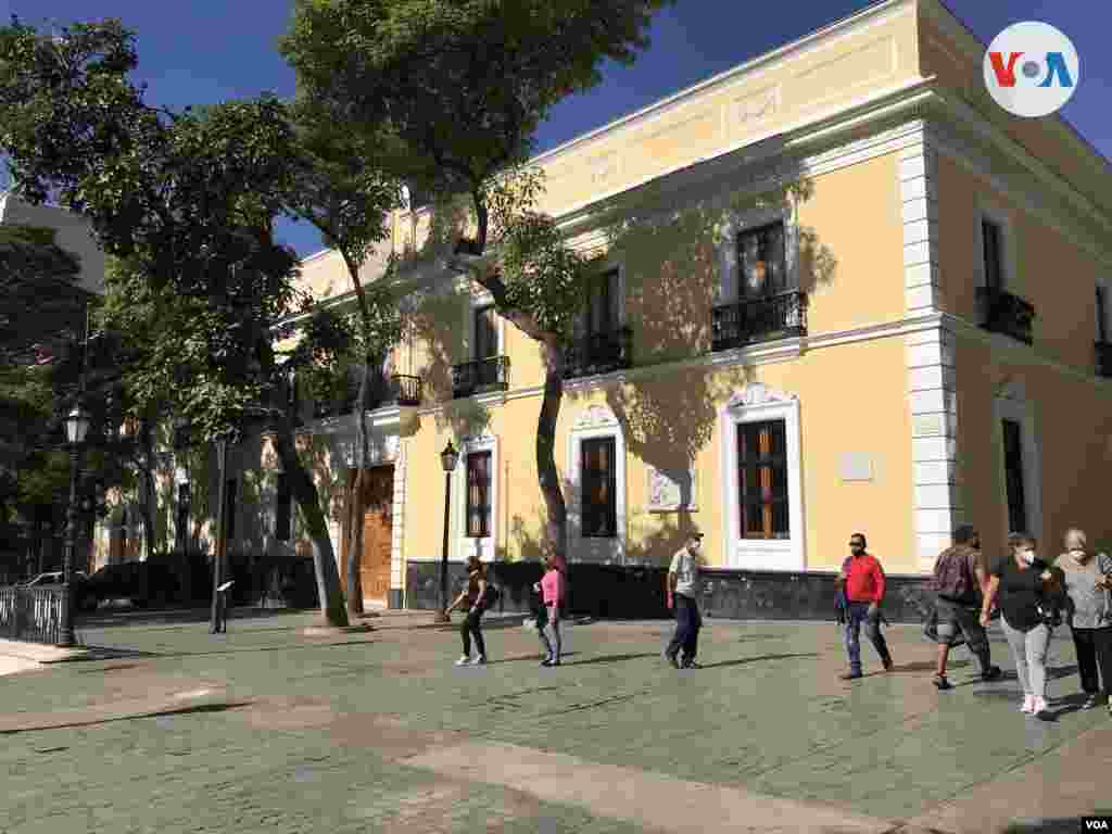Vista de la Casa Amarilla, edificio de estilo neoclásico y sede del Ministerio de Relaciones Exteriores de Venezuela. Está ubicada frente a la Plaza Bolívar de Caracas, en el centro de la capital venezolana. Febrero de 2022. Foto: Carolina Alcalde - VOA. 