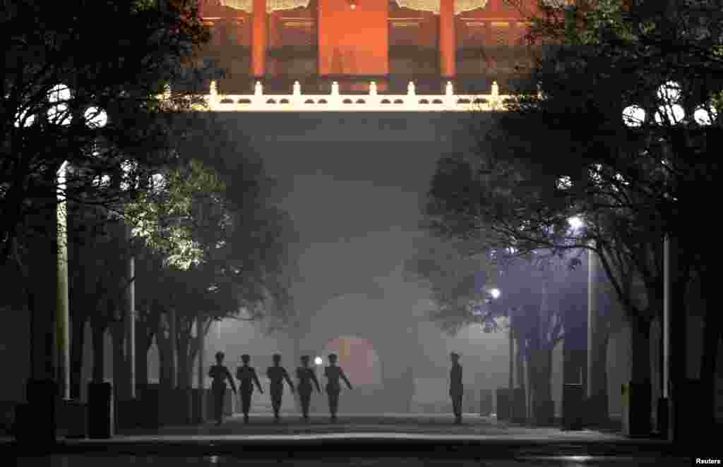 2011년 12월 중국 베이징 자금성 안에서 훈련 중인 경찰들.