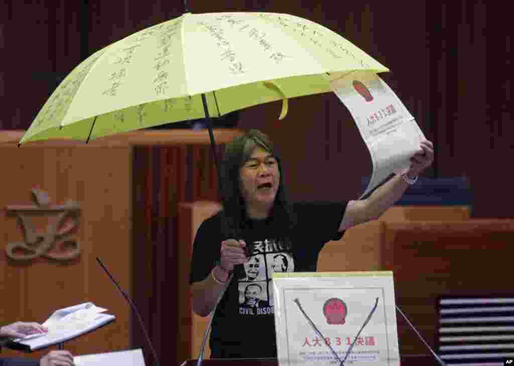 Aktivis pro-demokrasi Hong Kong yang terpilih sebagai anggota legislatif, Leung Kwok-hung, memrotes RUU anti-subversi saat diambil sumpahnya sebagai anggota Dewan Legislatif di Hong Kong.