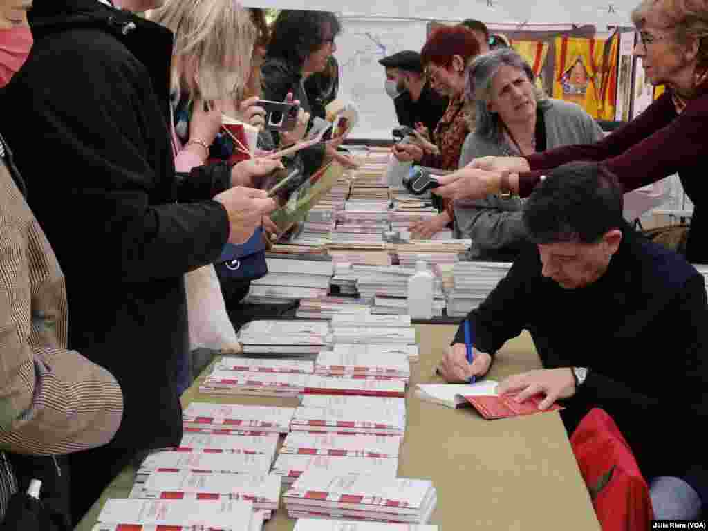 Durante el día de Sant Jordi, los autores llevan a cabo firmas de libros. En Barcelona se han registrado más de 200 estands literarios. 