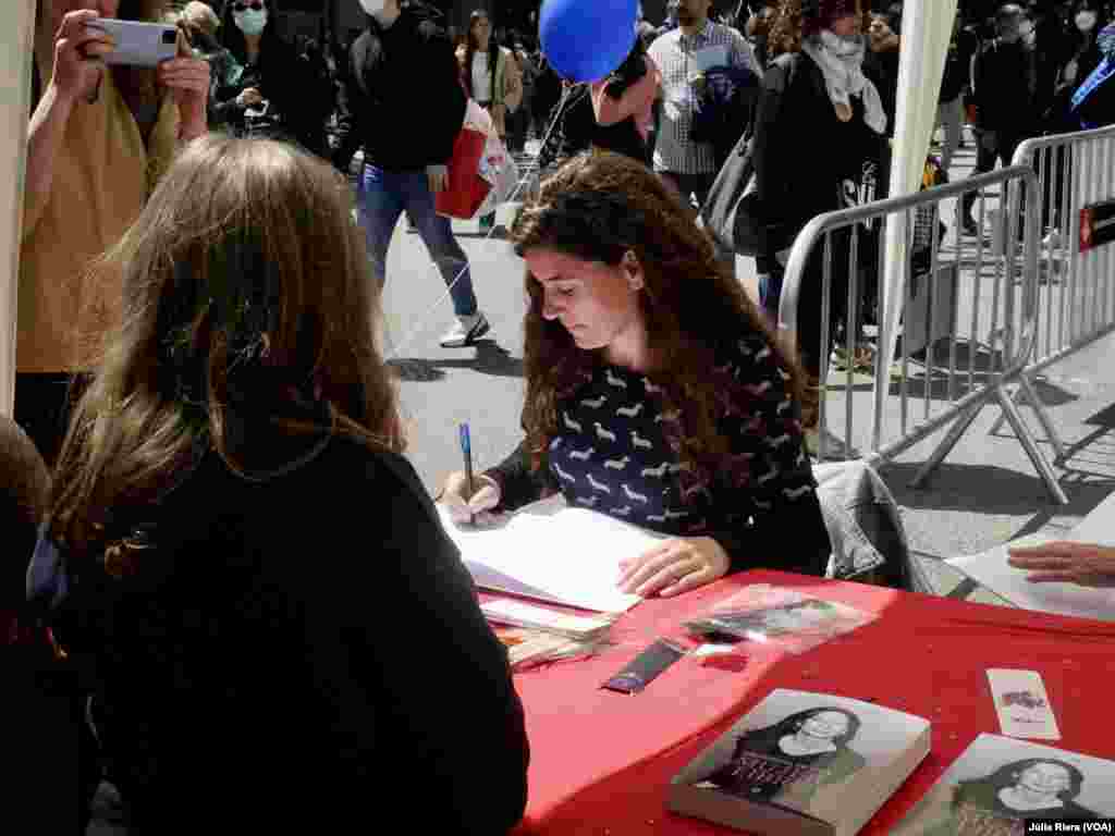 Los más pequeños también se han desplazado hasta las paradas literarias para que sus autores favoritos les firmaran los libros. 