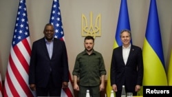 El presidente ucraniano Volodymyr Zelenskyy, posa para una foto con el secretario de Estado Antony Blinken y el secretario de Defensa Lloyd Austin, previo a una reunión en Kiev, Ucrania, el 24 de abril de 2022. [Foto: Presidencia de Ucrania]