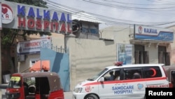 Imodoka ya rusehabaniha itwaye abakomeretse mu gitero ca Al shabab kw'ihoteri Villa Rays i Mogadishu, Somalia kw'itariki ya 28/11/22.