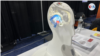 ARCHIVO - Este implante cerebral que retrasa el progreso de la enfermedad de Parkinson fue presentado en la Feria CES 2023. 